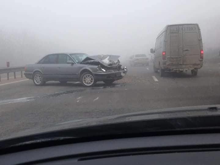 Accident grav la intrarea în Stăuceni. O mașină a fost făcută zob