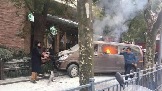 В Шанхае фургон въехал в толпу пешеходов