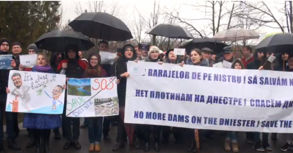 Сотни кишиневцев вышли на акцию протеста с плакатами Порошенко