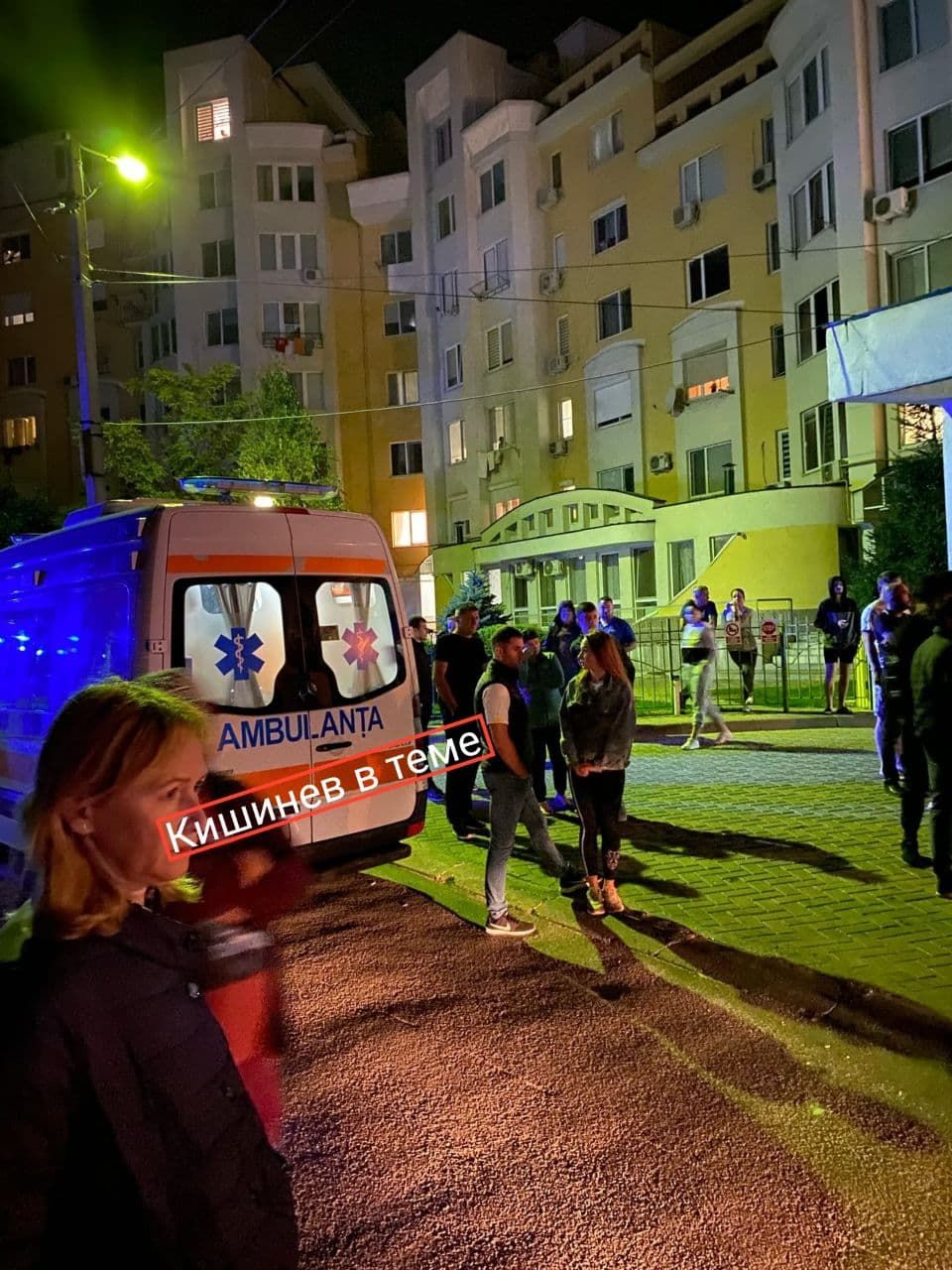 В Кишиневе Mercedes влетел в забор детской площадки, сбив двух людей