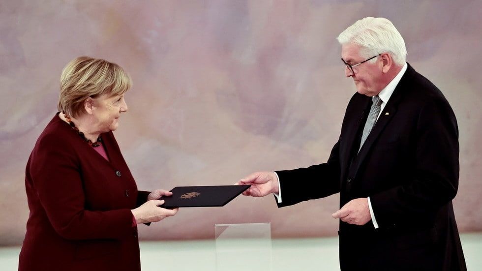 Меркель дважды подходила за уведомлением об отставке