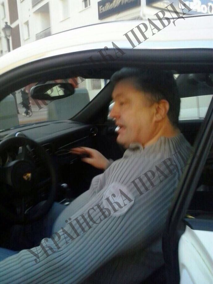 Порошенко разъезжал на белом Porsche и покупал таблетки в Испании