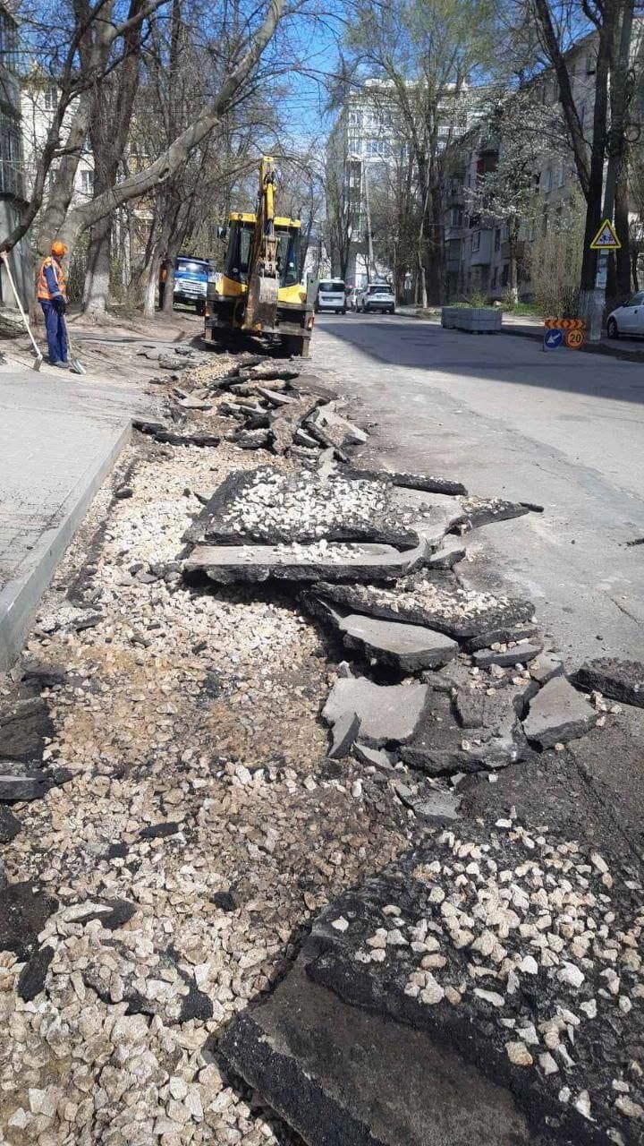 В секторе Рышкановка ремонтируются тротуары и проезжая часть дороги