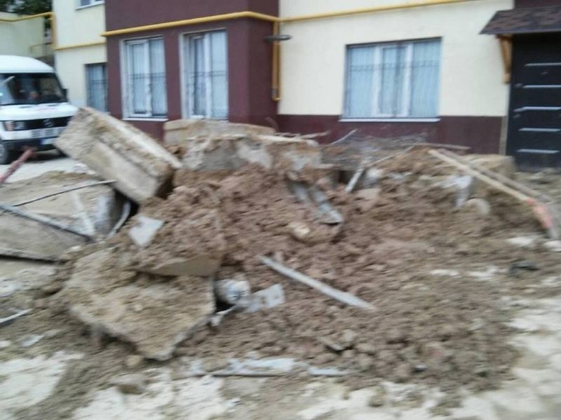 Жителей многоэтажки в Дурлештах эвакуировали после обрушения из-за дождя стены