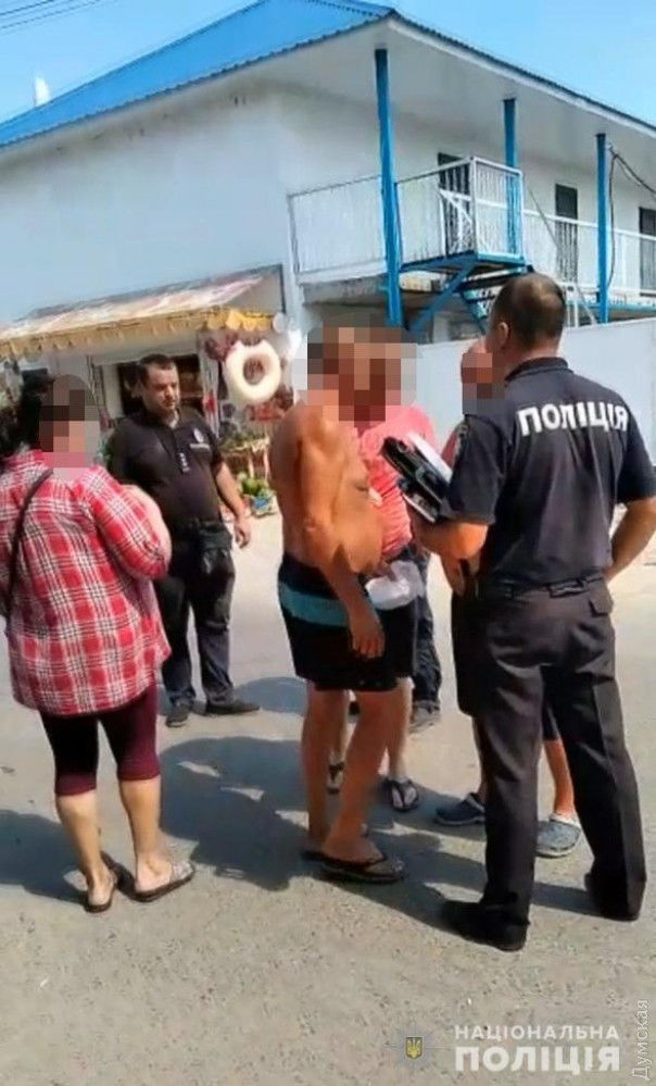 В Затоке агрессивные торговцы нелицензионным алкоголем напали на полицейских