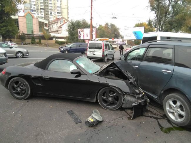 В столице столкнулись Porsche и Mitsubishi