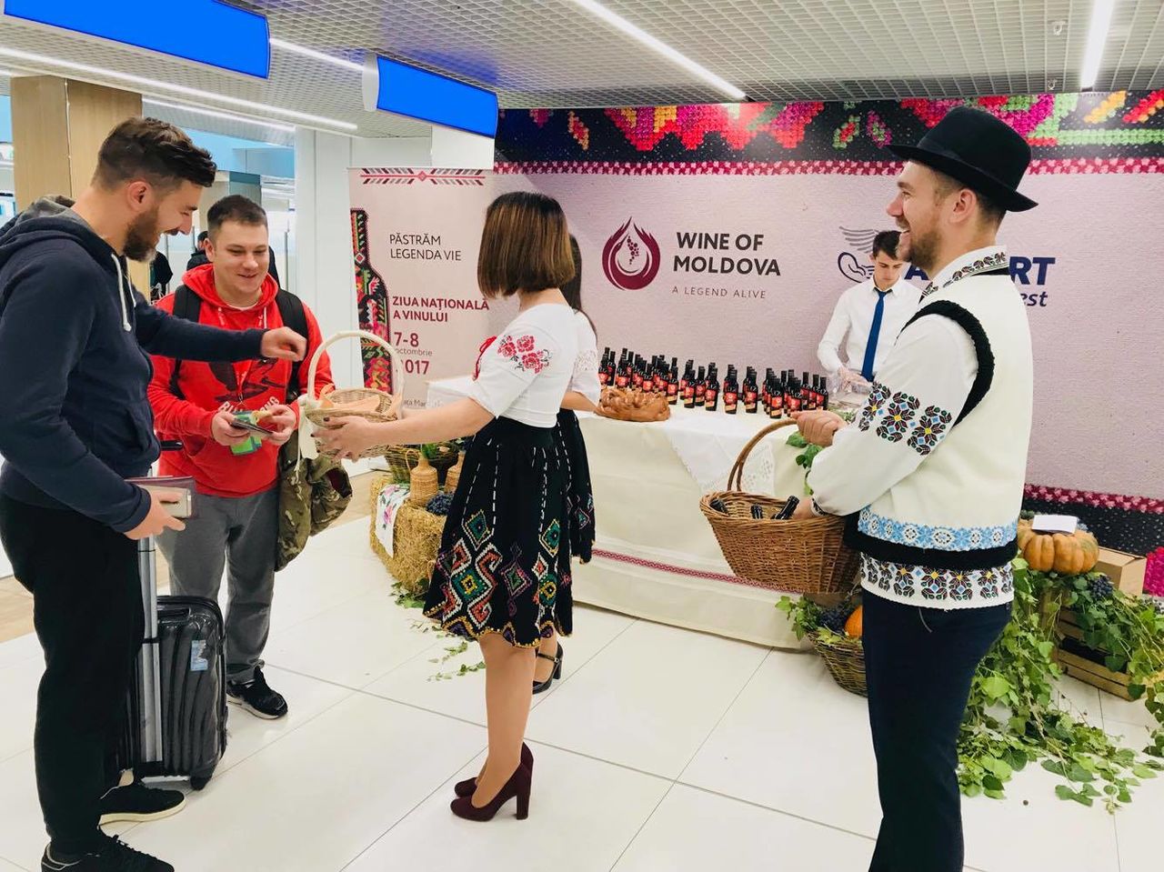 Turiști întâmpinați festiv la Aeroportul Chișinău, în ajunul Zilei Naționale a Vinului