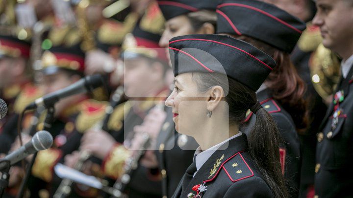Оркестр войск карабинеров накануне поздравил женщин с 8 Марта