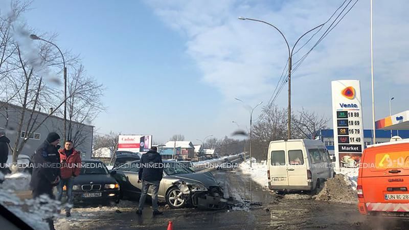 ДТП в Унгенах: столкнулись 2 автомобиля и рейсовый микроавтобус