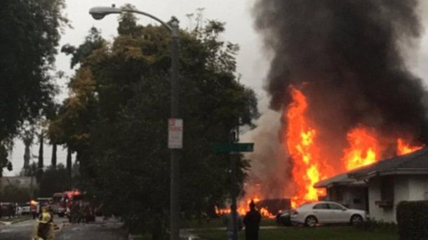 Un avion s-a prăbuşit într-un cartier rezidenţial din California
