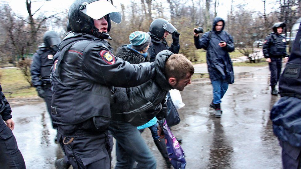 Разгон акции "Надоел" в Петербурге: до 120 задержанных