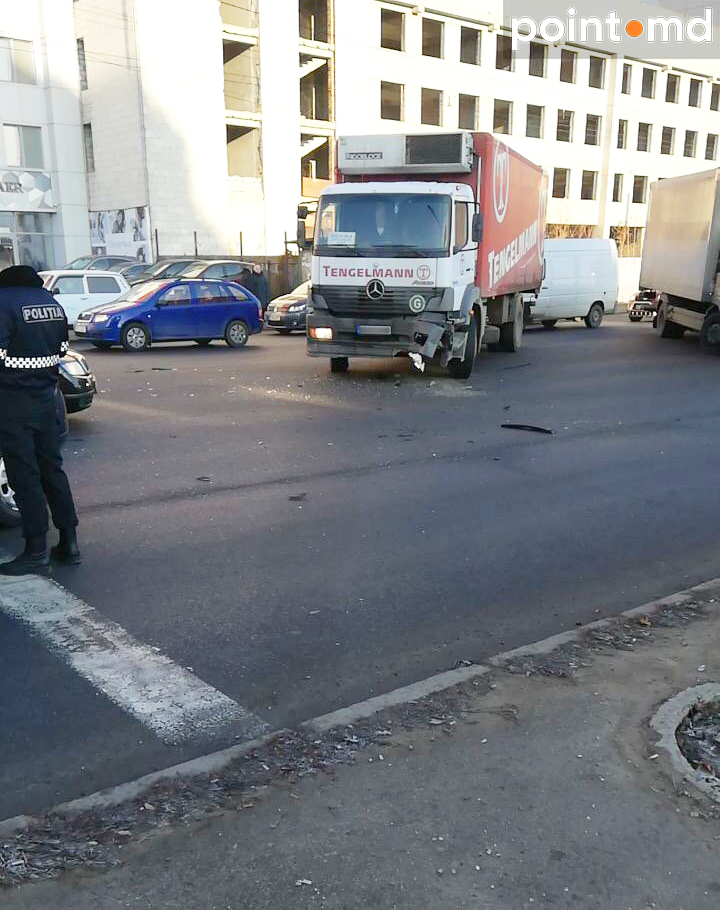 В столице произошло цепное ДТП с участием полицейской машины, такси и грузовика