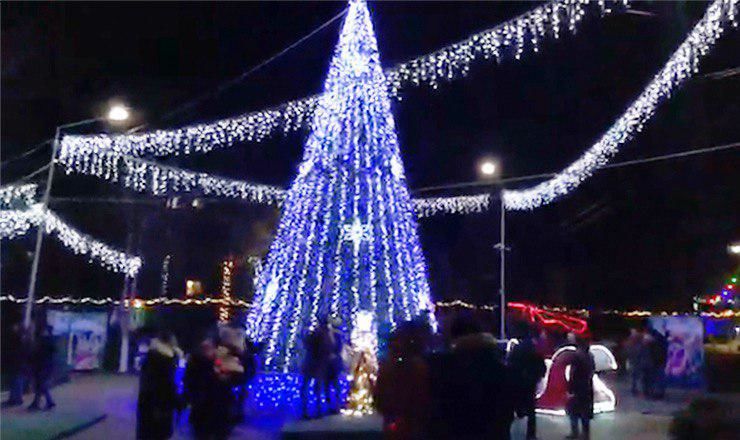 Представлен топ 10 самых красивых рождественских елок в городах Молдовы