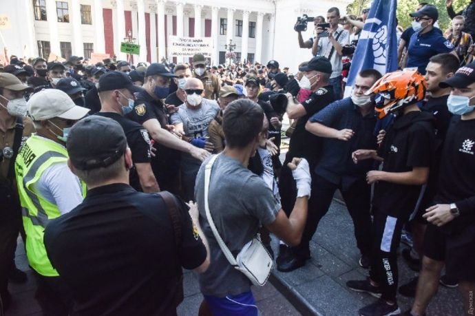 В Одессе националисты напали на участников ЛГБТ-фестиваля