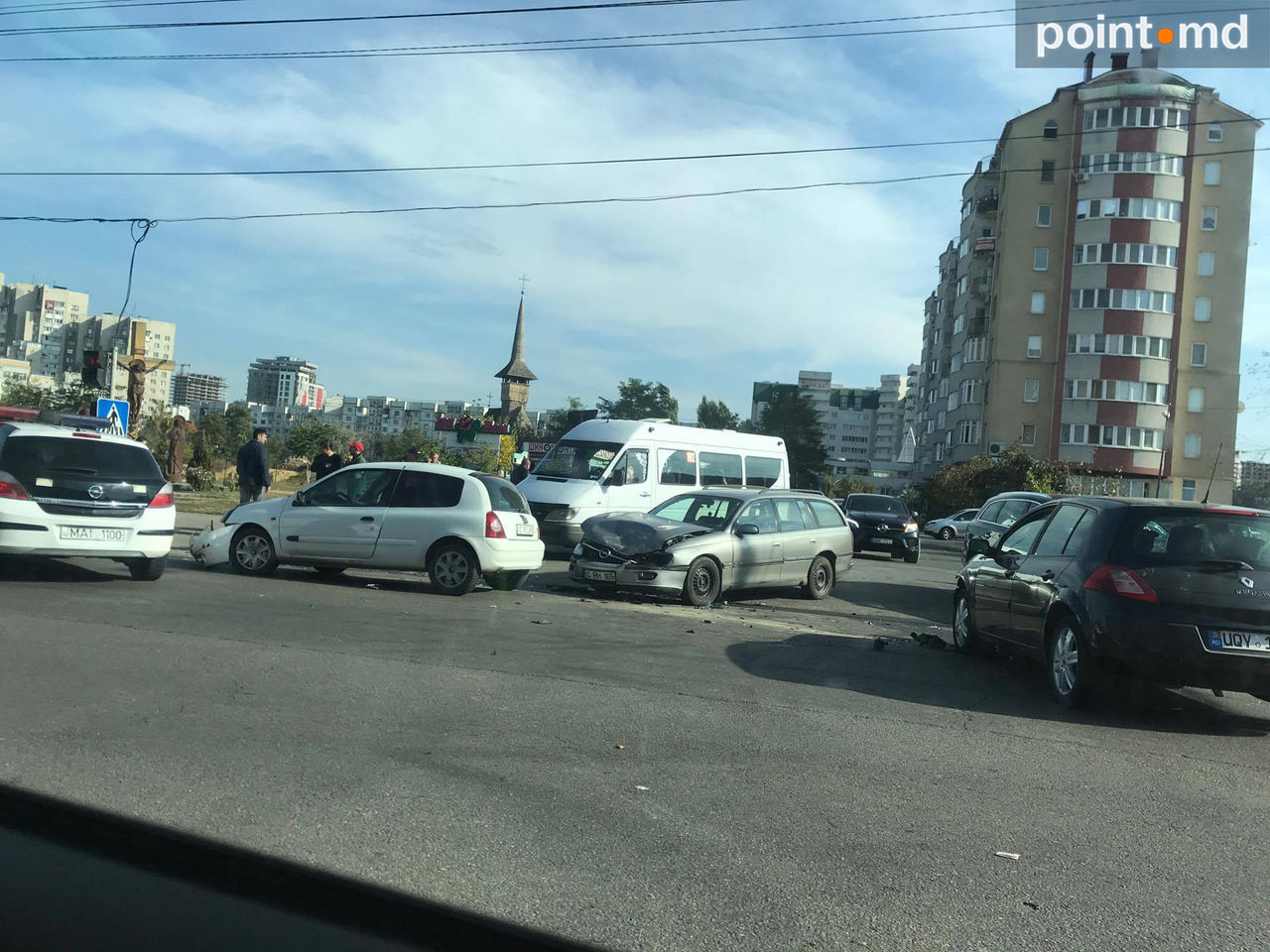 Patru automobile s-au ciocnit violent, blocând o intersecție din Capitală