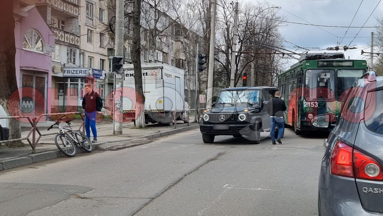 На столичной улице столкнулись велосипед и "Гелик"