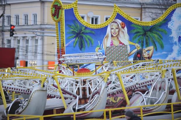 Caruselul erotic din centrul Chișinăului: Fetele din imagini au fost îmbrăcate