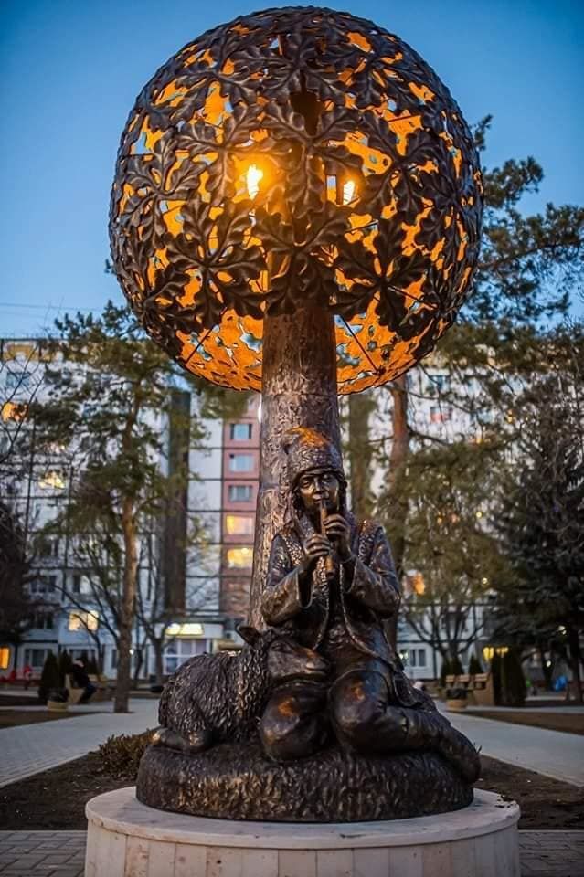 На улице Миорица в Кишиневе появилась новая скульптура