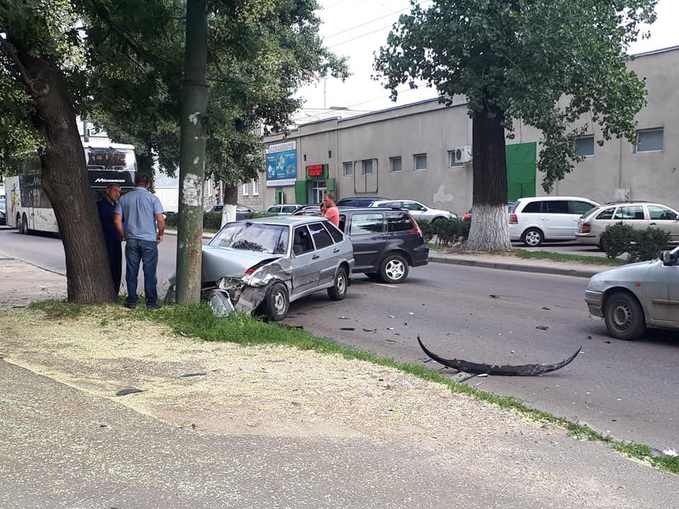 На Мунчештском шоссе в столице произошло серьезное столкновение двух автомобилей