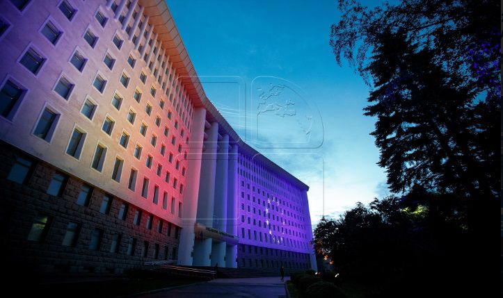 Здание парламента окрасилось в цвета молдавского и европейского флагов