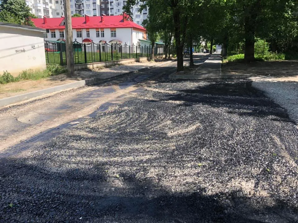 На Ботанике продолжается укладка асфальтового полотна