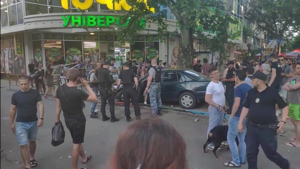 В Одессе водитель с инсультом попал в ДТП: прохожие пытались устроить самосуд