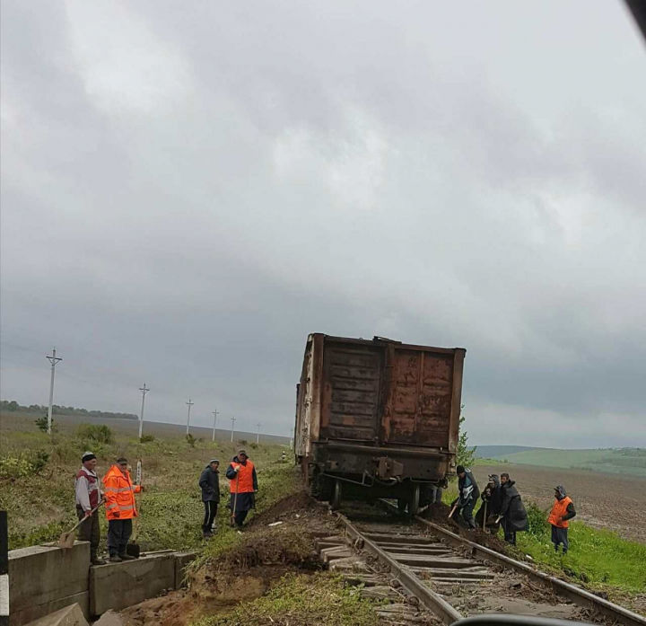 Железную дорогу чинят после обрушения грунта
