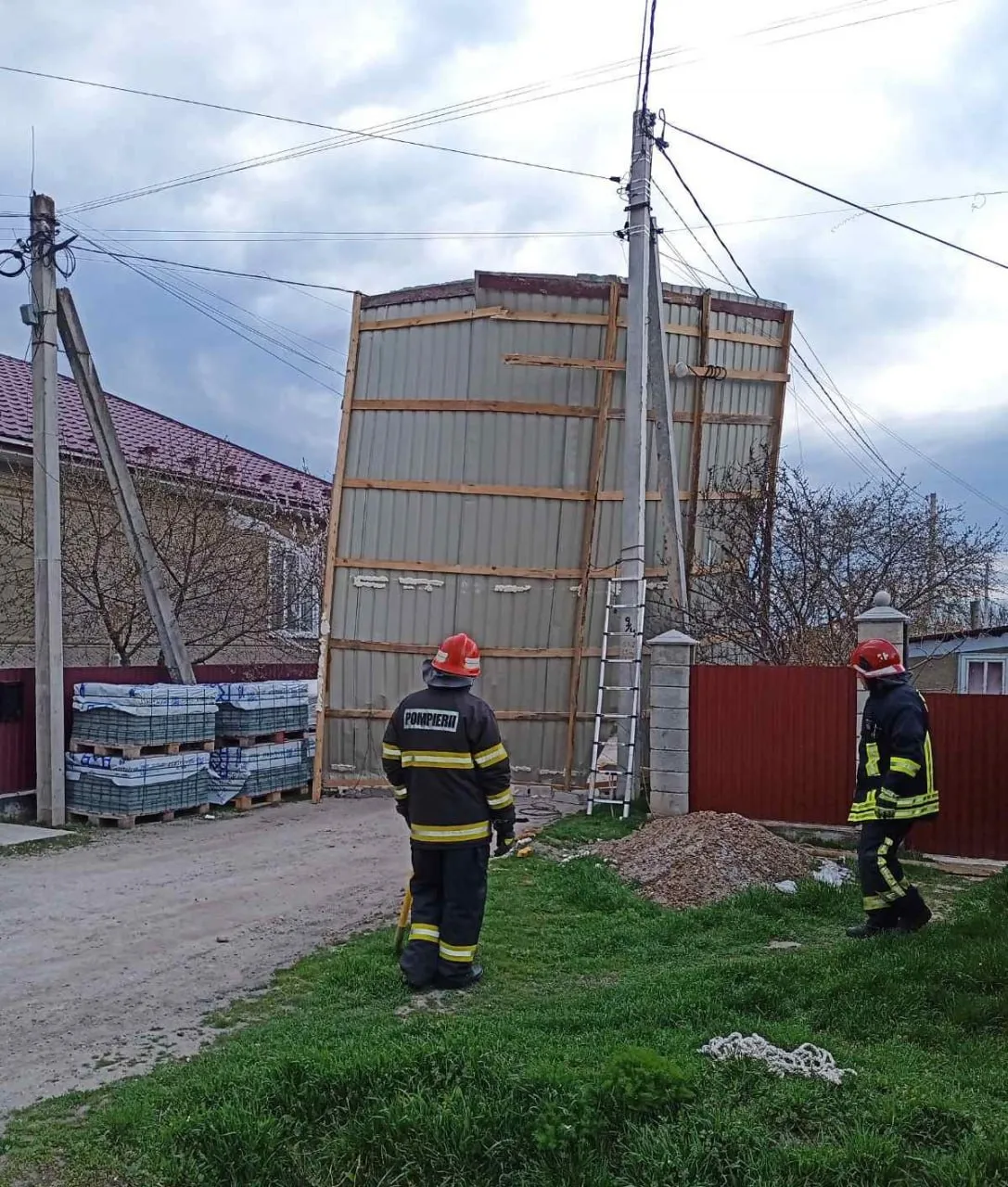 Vântul puternic a doborât copaci pe mașini și a avariat acoperișul unui gimnaziu