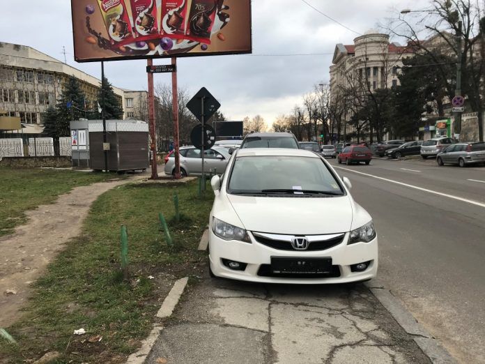 Десятки припаркованных на тротуаре машин лишились номеров