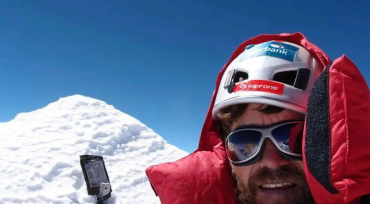 Un alpinist italian, acuzat că a falsificat un selfie pe un vârf din Himalaya