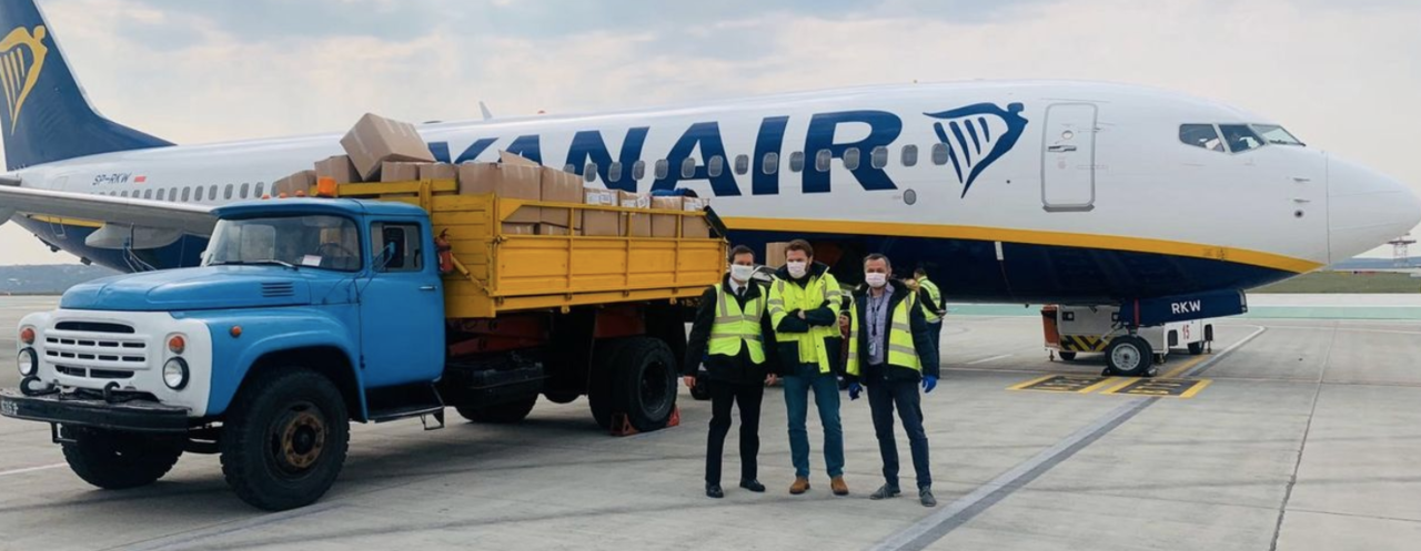 Самолет Ryanair вывез из Молдовы 5000 защитных комбинезонов