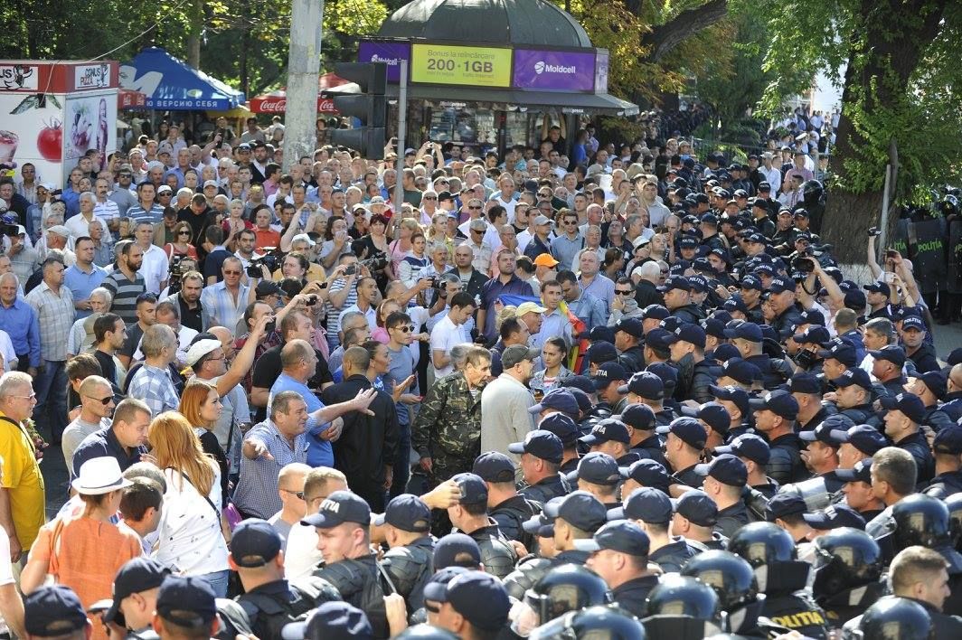 Protestul #NuMaTem în imagini: Gaze lacrimogene, scuturi și îmbrânceli