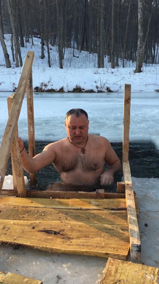 Игорь Додон окунулся в прорубь на Крещение
