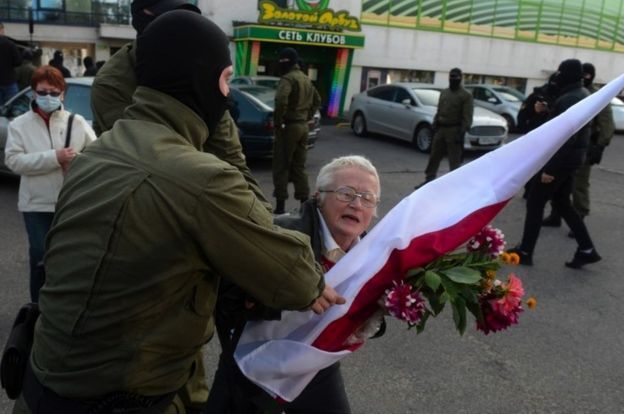 В Беларуси прошли массовые задержания на "Женском марше" протеста