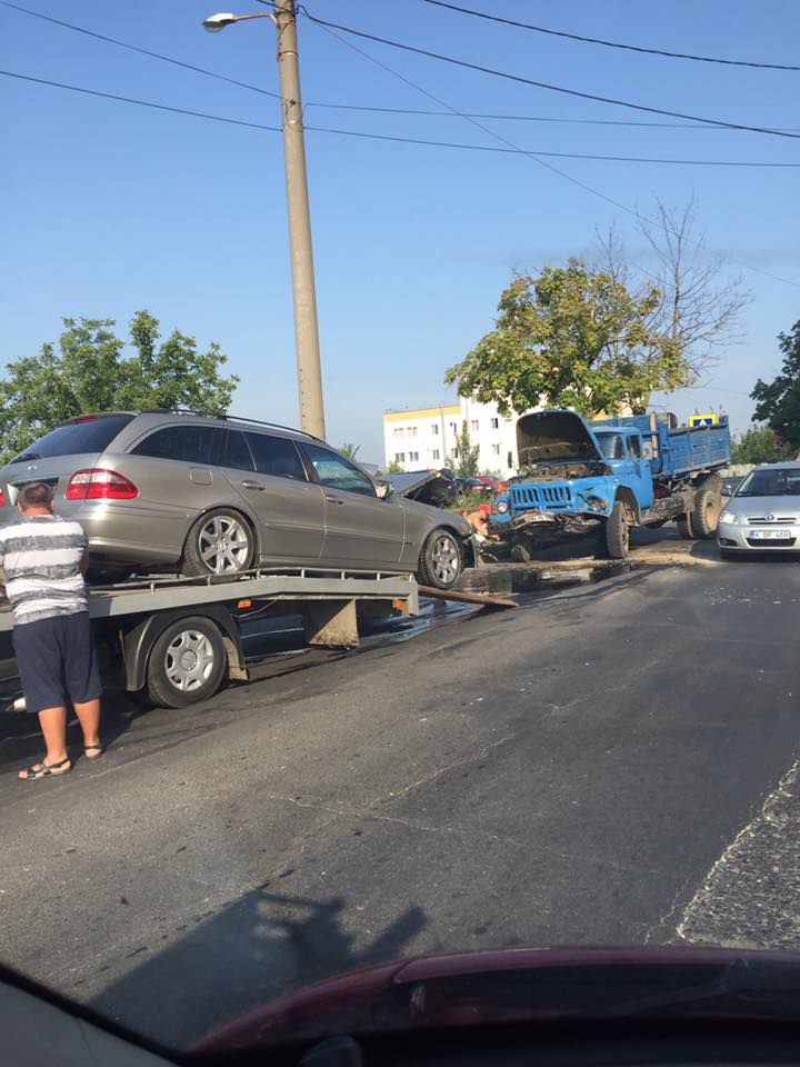 Грузовик подмял под себя легковушку в ДТП на Ботанике