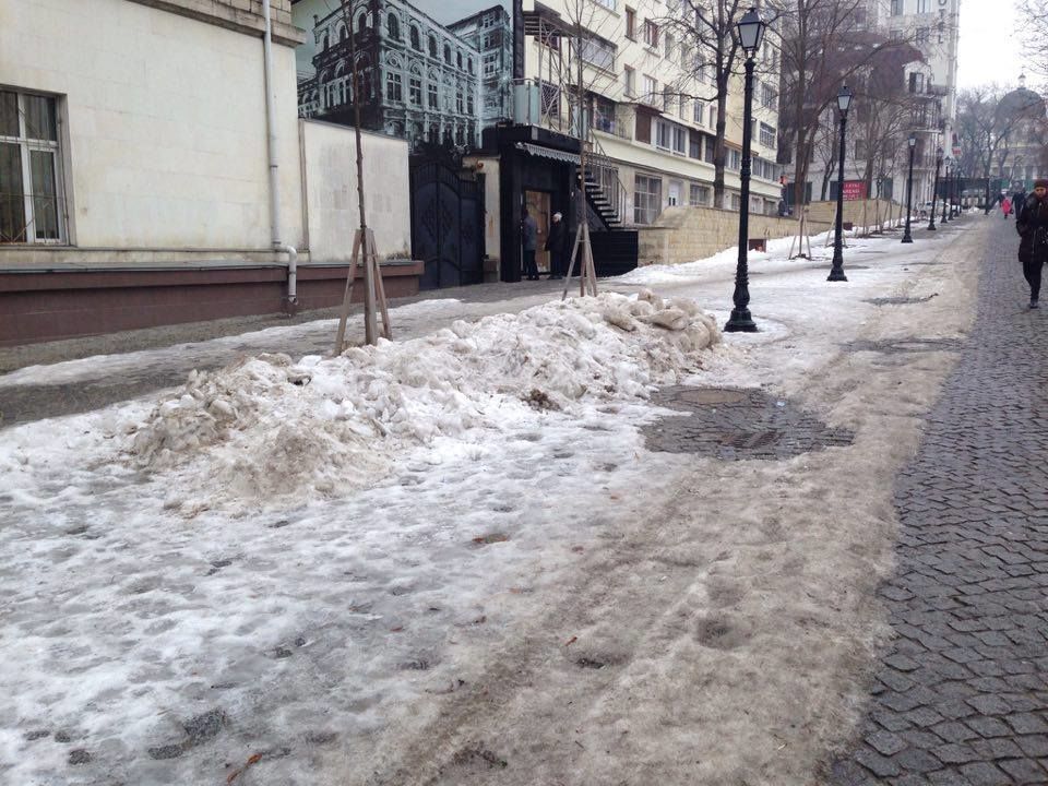 Dezastru pe strada pietonală din Chișinău: Mormane de gunoaie ies de sub zăpadă