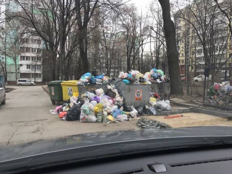 Из Кишинева перестали вывозить мусор, отходы уже вешают на заборы
