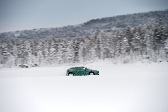 Jaguar испытал электромобиль при температуре −40°С