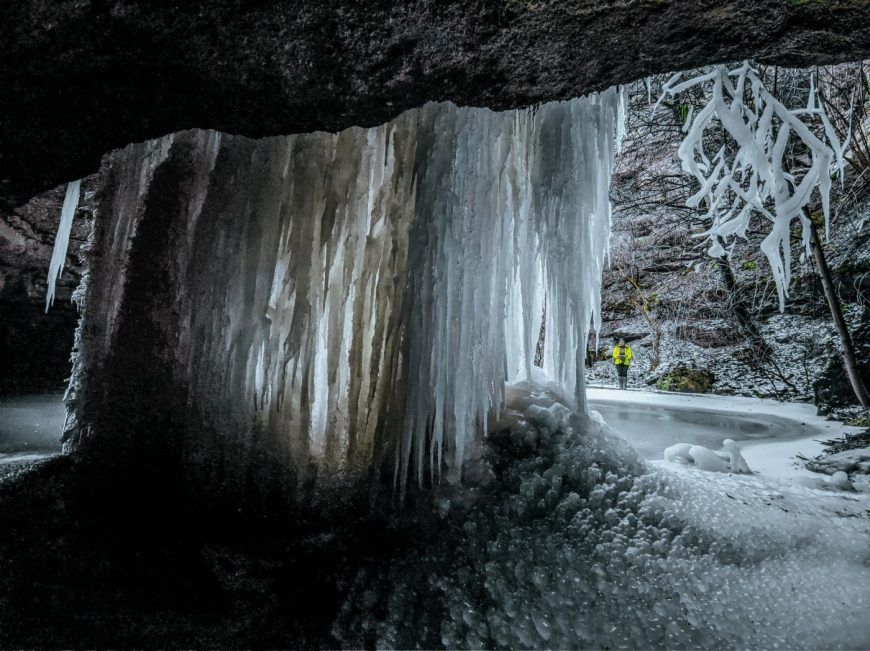Молдавский фотограф запечатлел замерзшие водопады страны