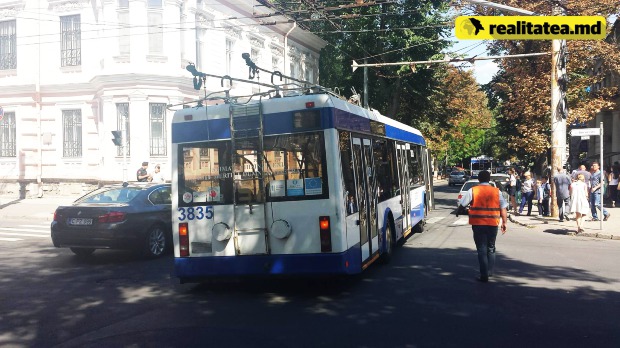 O bucată de asfalt s-a surpat pe str. Pușkin din capitală, un troleibuz nimerind în groapă