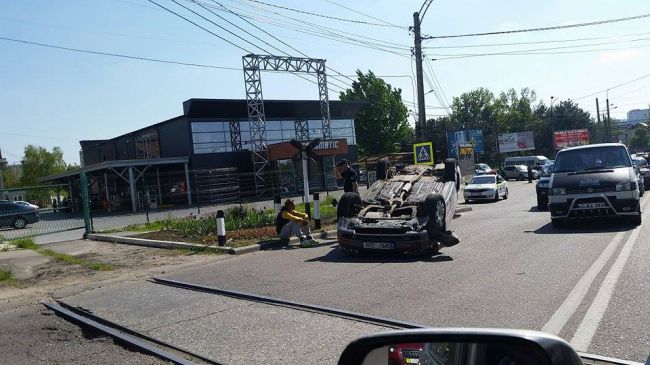 Un sofer din capitala s-a inversat cu masina, a coborat si s-a asezat langa ea