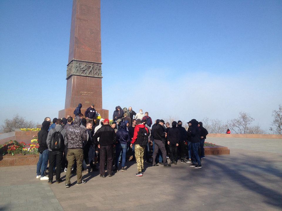 В Одессе националисты сожгли георгиевскую ленту