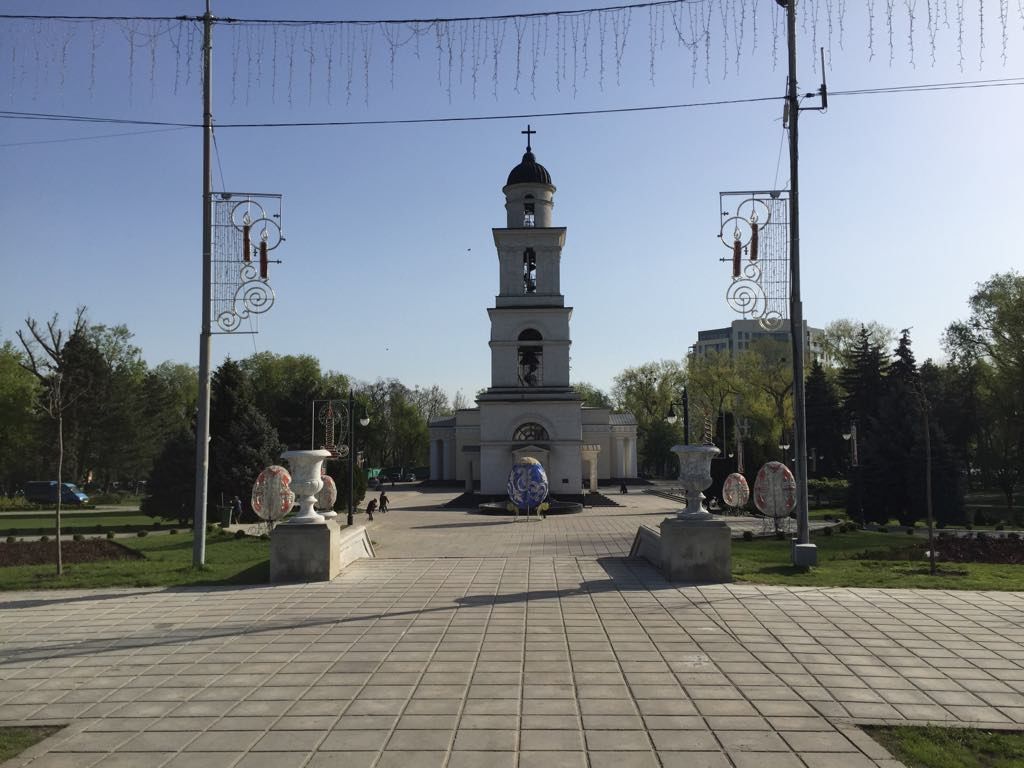 К пасхальным праздникам украсили сквер Кафедрального собора