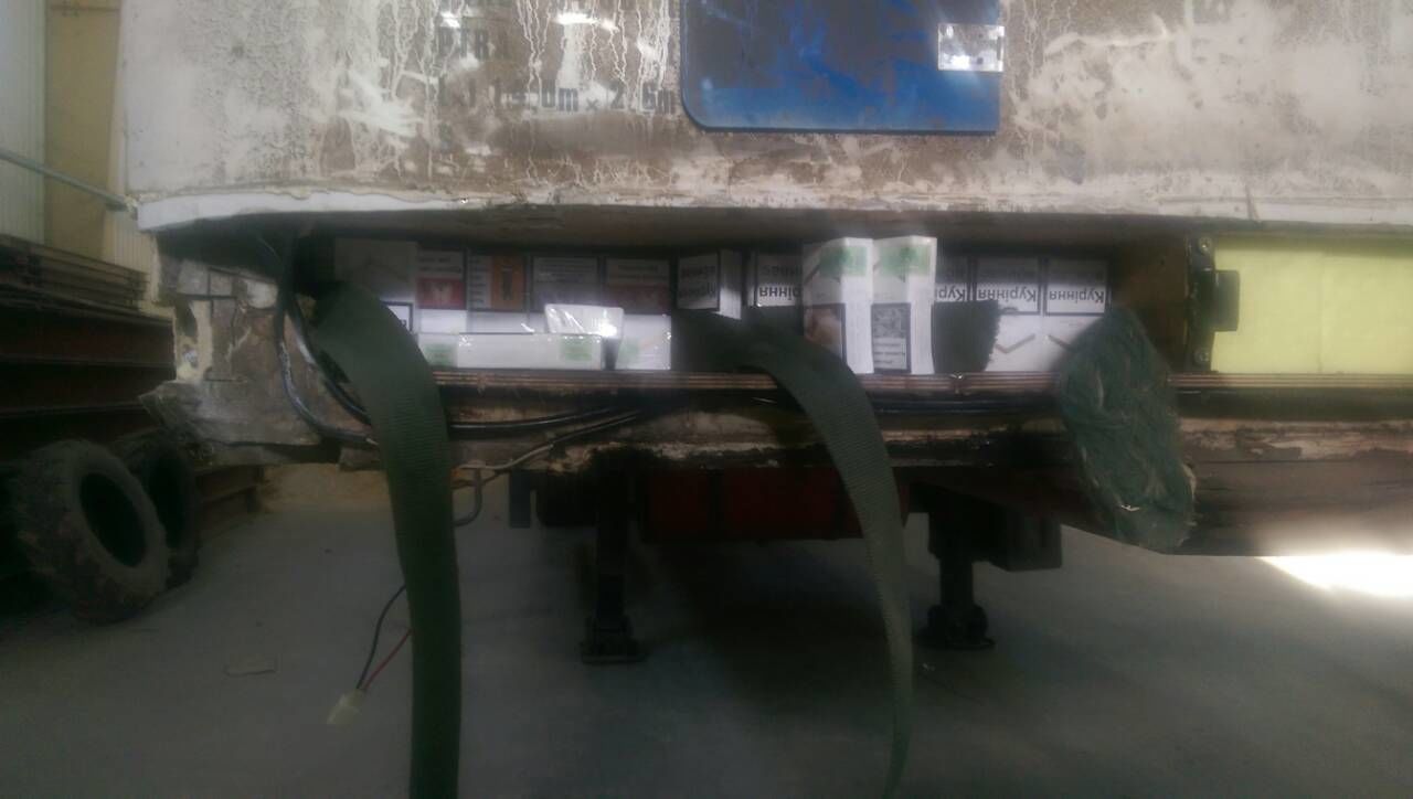 Trei vameşi şi un şofer de camion deferiţi justiţiei pentru contrabandă cu produse de tutungerie, în proporţii deosebit de mari