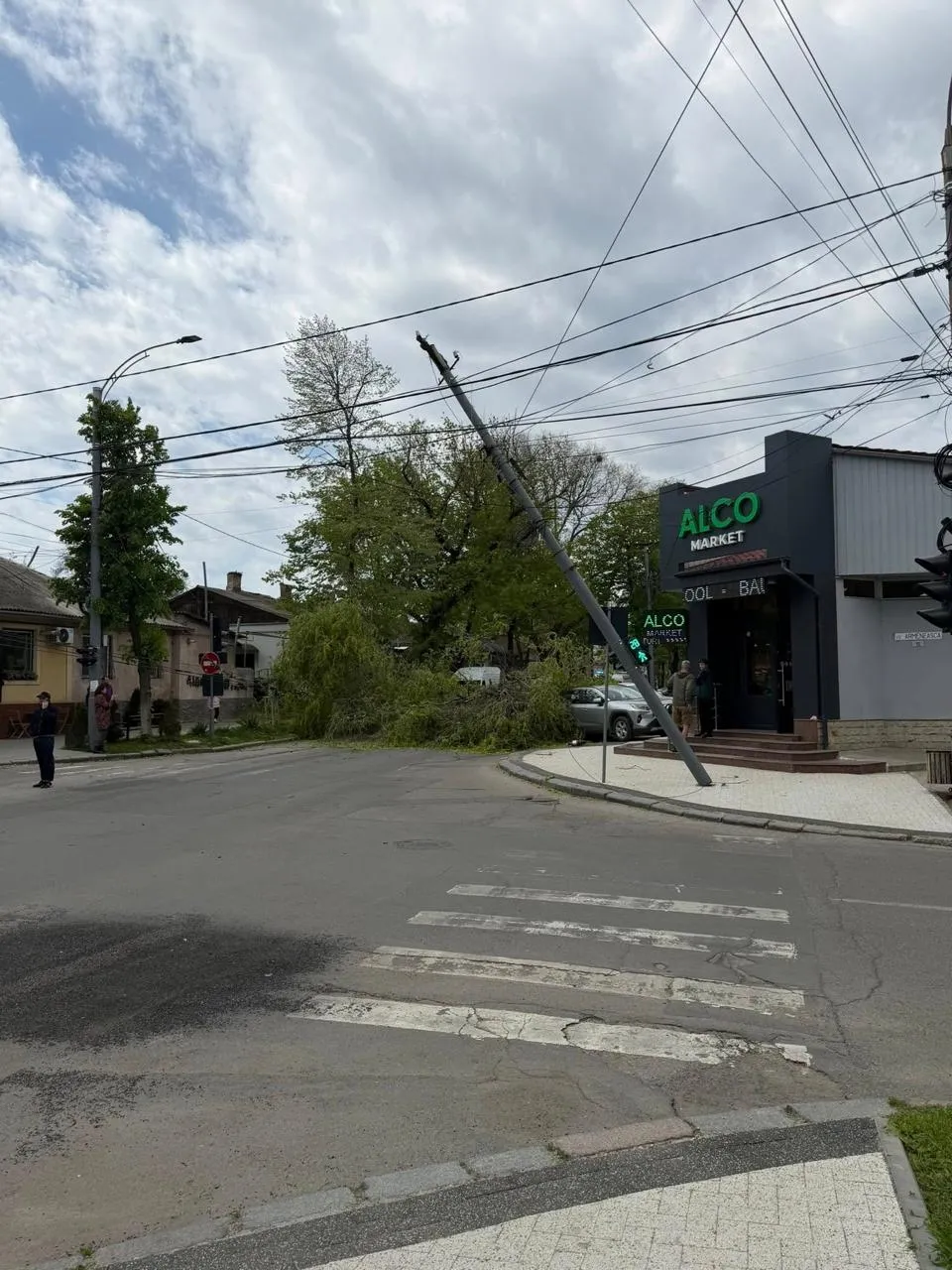 В центре Кишинёва сильный ветер повредил линии электропередачи: пострадали автомобили