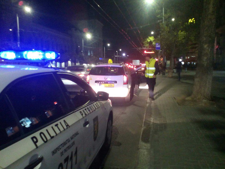 Taximetrist beat, prins de polițiști în timp ce transporta 2 pasageri
