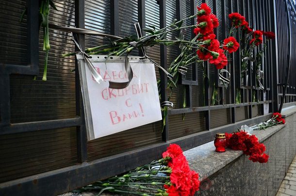 Под консульство РФ в Одессе снова принесли цветы