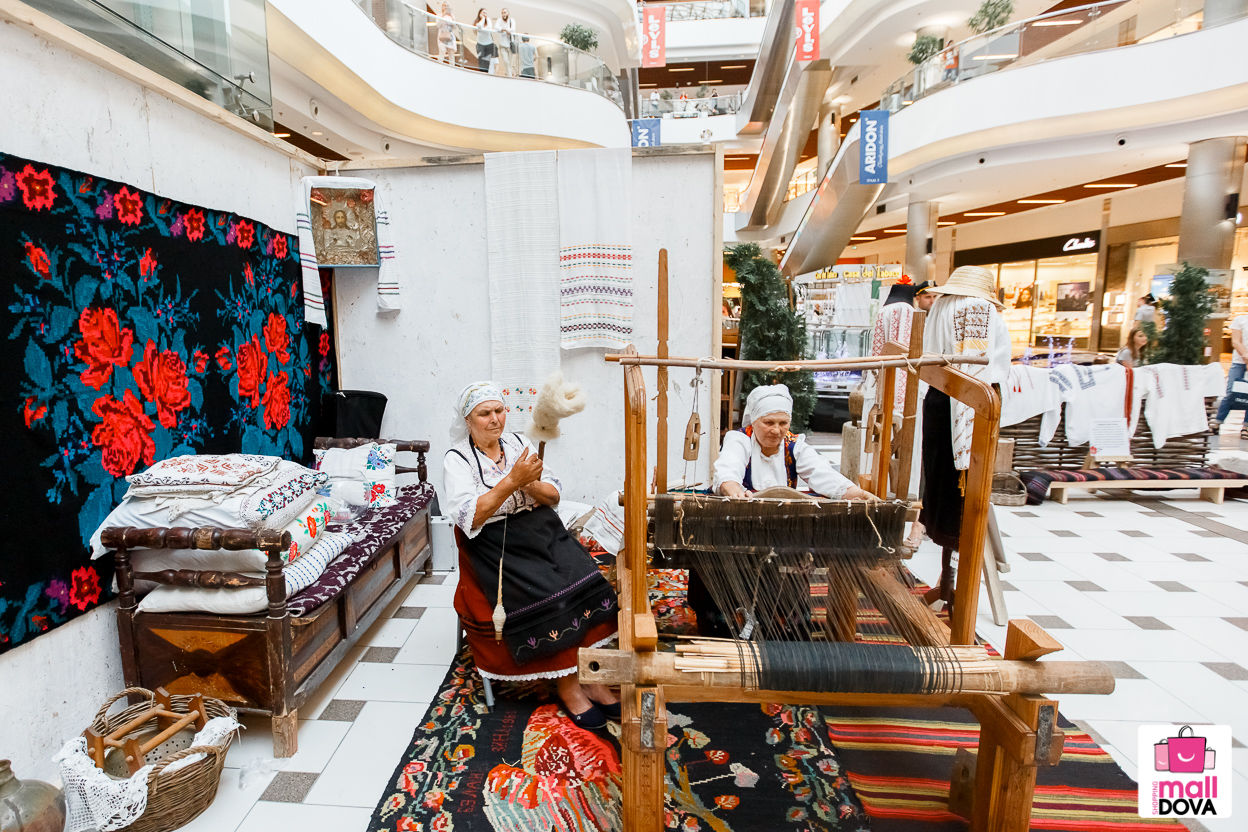 В Shopping MallDova проходит выставка народных костюмов ®