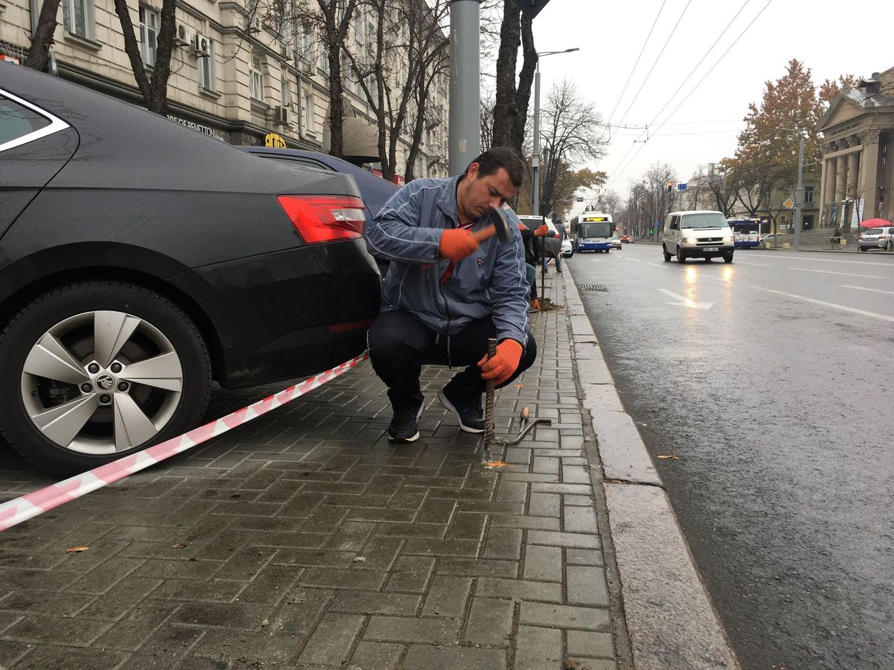 На проспекте Штефана чел Маре устанавливают антипарковочные столбики