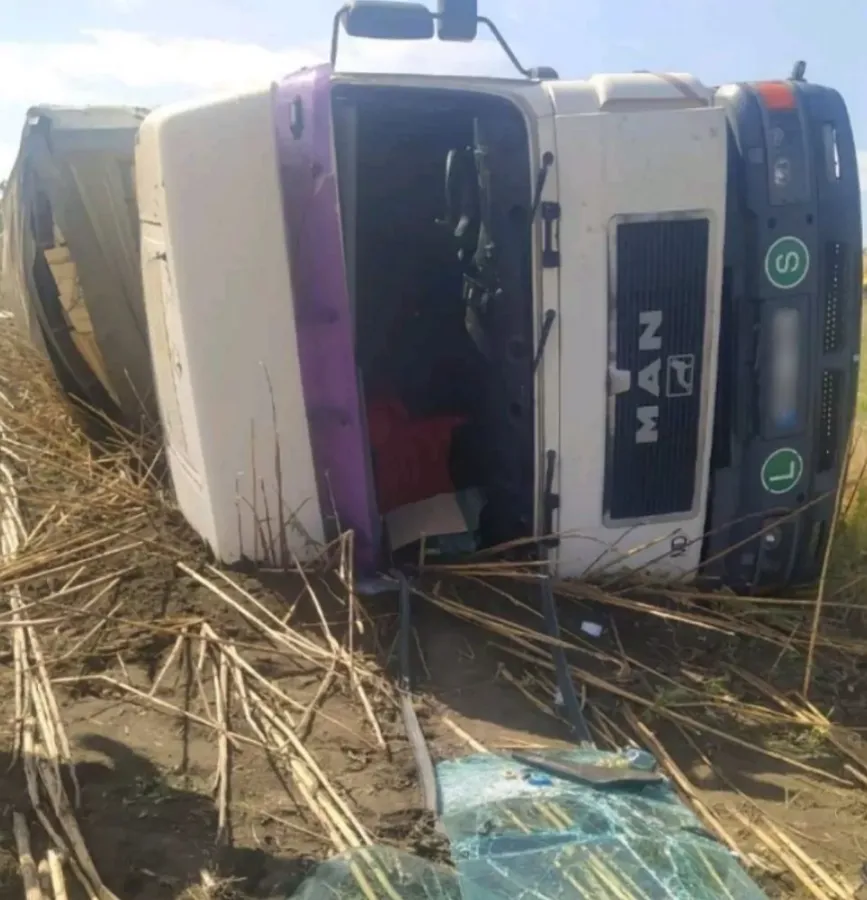 Accident la Sângerei: Un camion care transporta scânduri s-a răsturnat